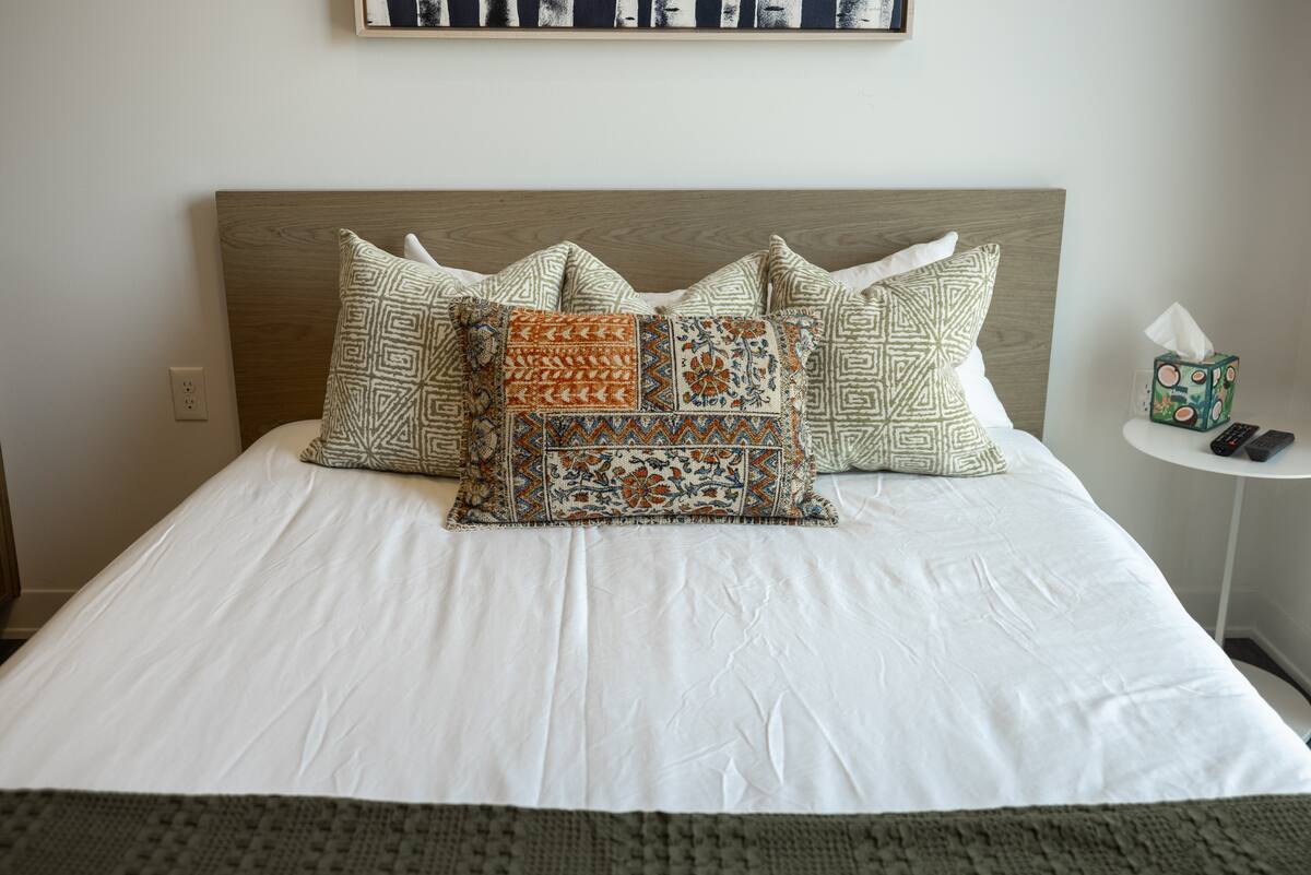 Second bedroom with queen bed