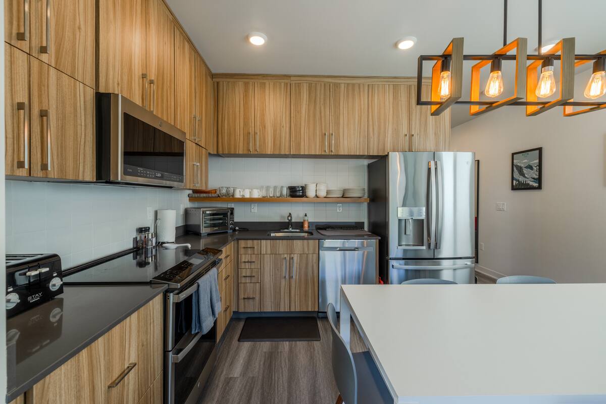 Kitchen and dining table for six